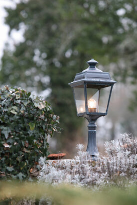 Place des Vosges 01.07. Tradition | Tradition Nr. 07 Gartenleuchte – klassische Sockelleuchte von Roger Pradier